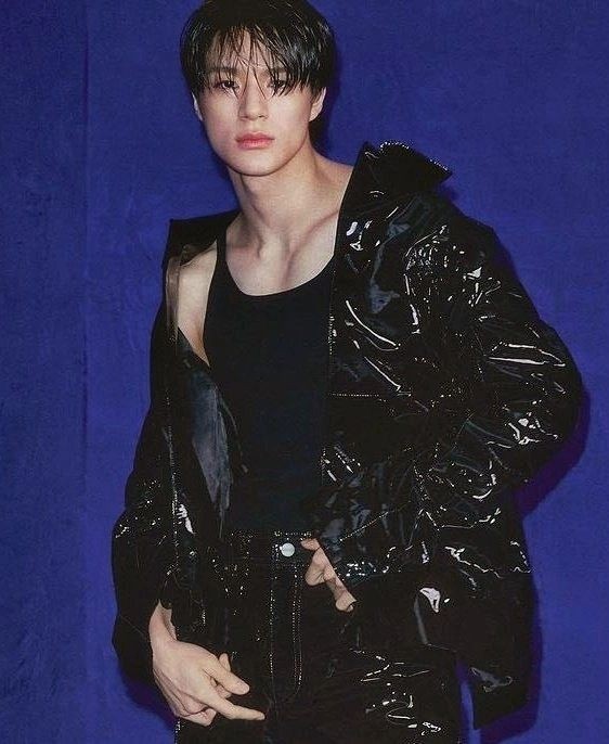 JENO says if he wasn't a K-Pop idol, he'd like to be an F1 driver.