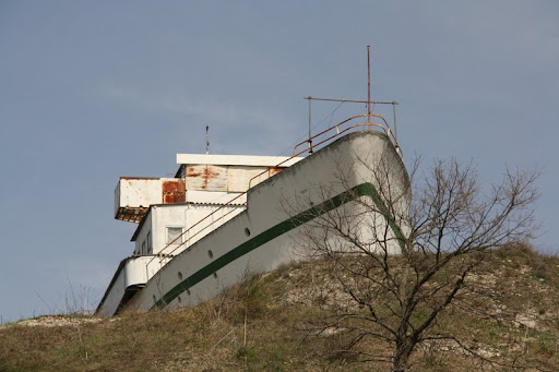 Scoperte domenicali, la nave di cemento armato tra le colline marchigiane. L'abusivismo della tradizione.