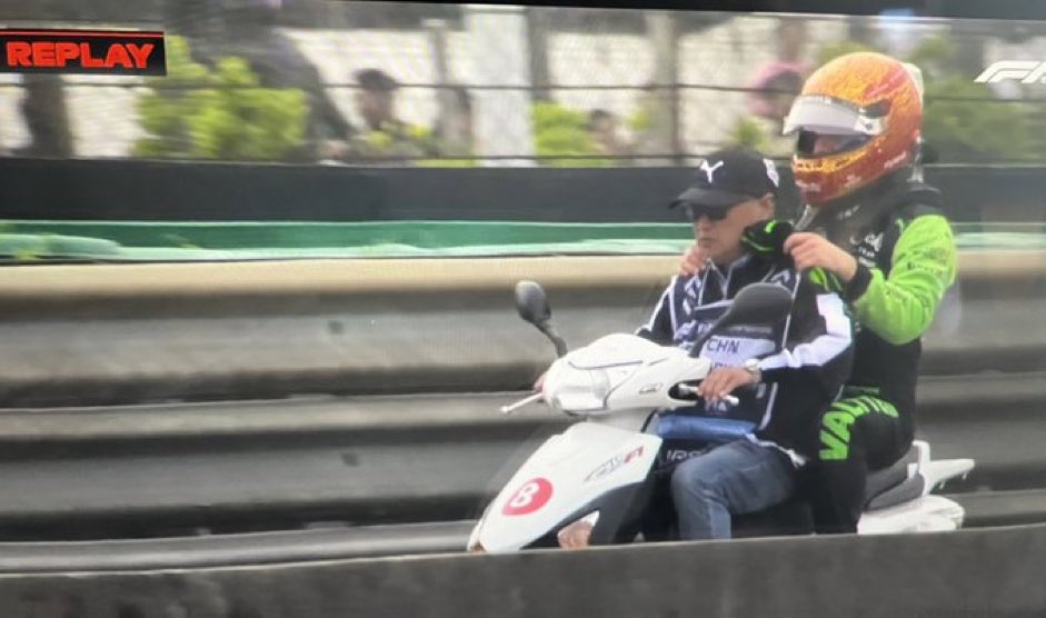 this is so funny, just a man being rescued by a moped 

#Formula1 #ChinaGP #chineseGP #ChineseGrandPrix