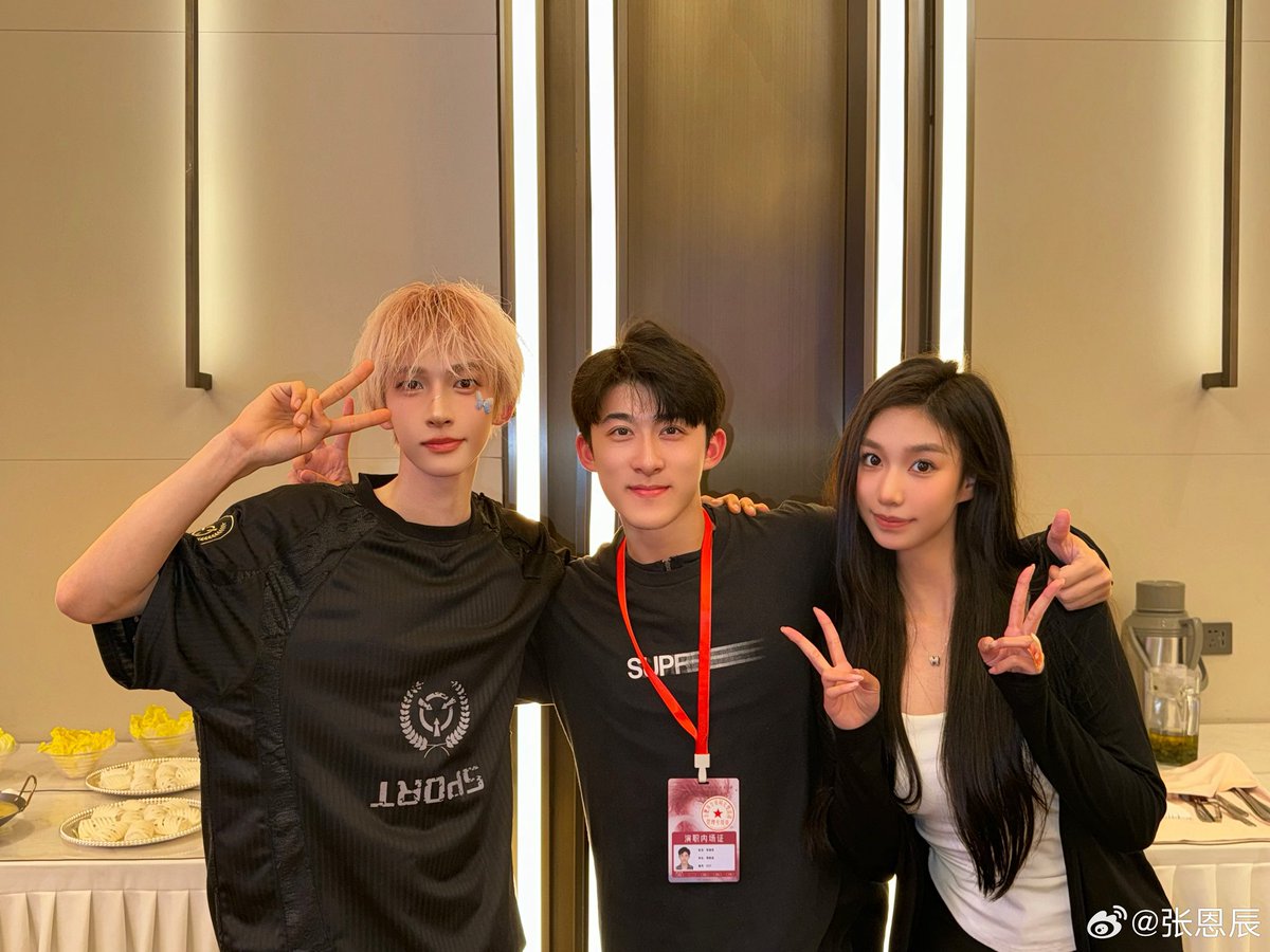 Xiaoyu invited his long-time classmate&roommate to become the Chinese dance coordinator&director of his concert💗
🗣️A successful conclusion! What we said when we were young,we are all striving to achieve it ✨

#LiuYu #刘宇 #リュウユ
#리우위 #หลิวอวี่ #LưuVũ