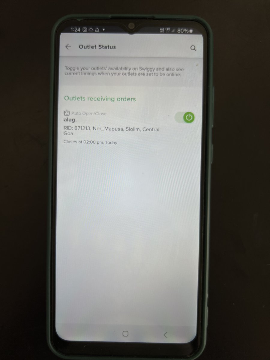 snflr__'s tweet photo. @SwiggyCares @zomatocare See how it shows live but not live on swiggy app https://t.co/exb7Il94AK