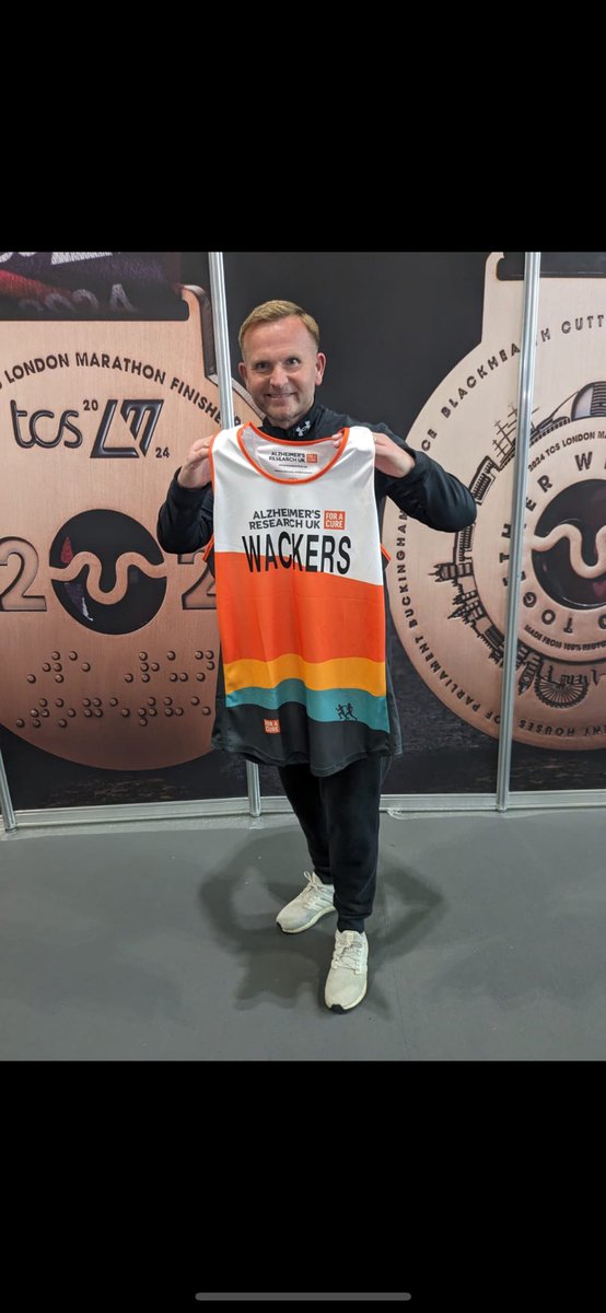 Fleet Flamingos Football Club (@fleetflamingos) on Twitter photo Good luck to The gaffer Steve Wakeman who is Running the <a href="/LondonMarathon/">TCS London Marathon</a> today for <a href="/AlzResearchUK/">Alzheimer's Research UK</a>
We are all behind you Steve 💪🧡🖤
#UpTheFleet Good luck to The gaffer Steve Wakeman who is Running the <a href="/LondonMarathon/">TCS London Marathon</a> today for <a href="/AlzResearchUK/">Alzheimer's Research UK</a>
We are all behind you Steve 💪🧡🖤
#UpTheFleet
