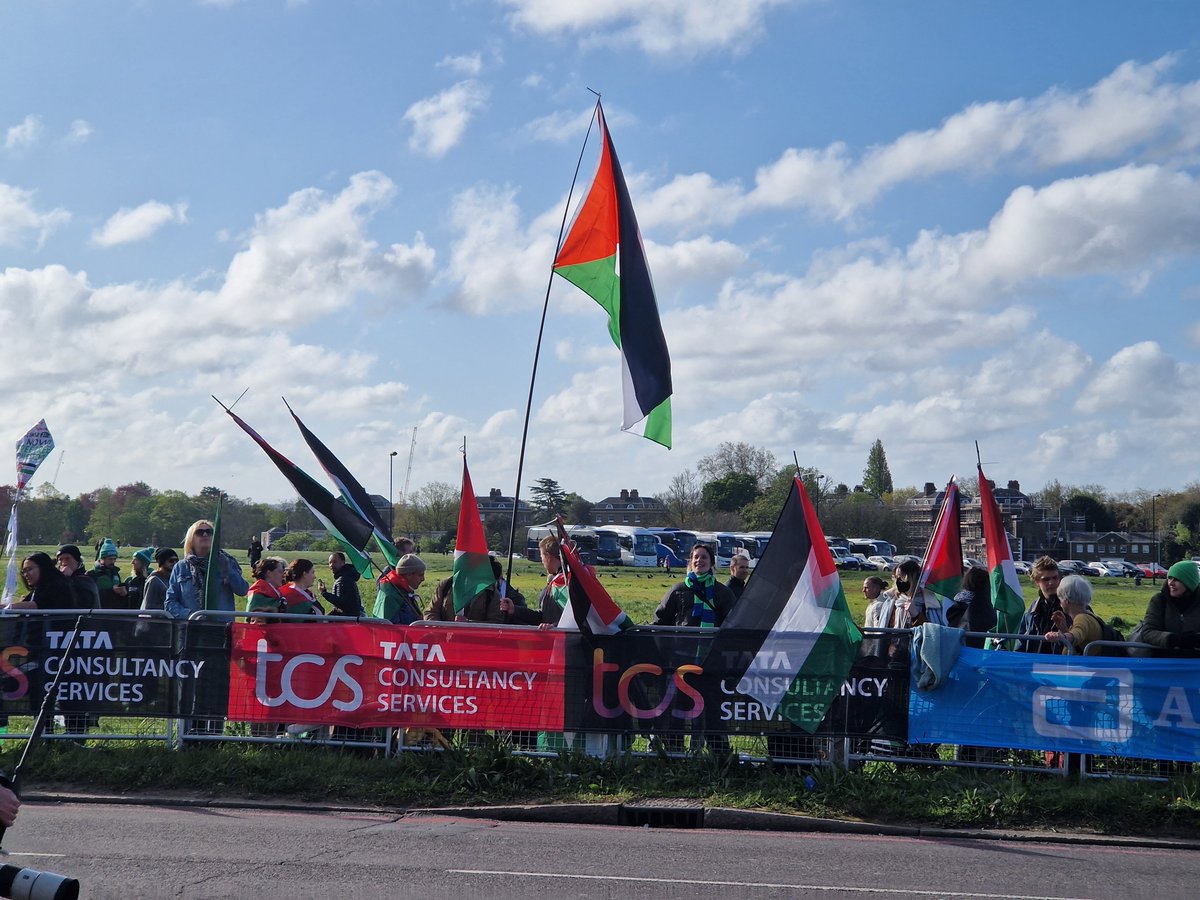 Loving the flags!! Solidarity at the @LondonMarathon start line!!! 🏃‍♂️🏃‍♀️🇵🇸 #Gaza #Palestine