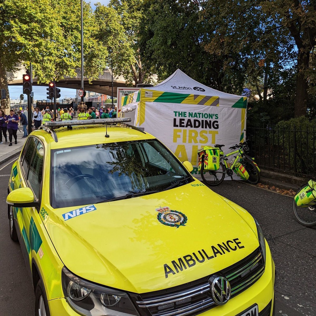 Ready, set, go! It's #LondonMarathon Day and we have extra resources on foot, bike (@LAS_CycleTeam) and in our control rooms. There are first aid treatment centres provided by @stjohnambulance and #TeamLAS. Stay hydrated, enjoy the day, see our pinned post for more info ✅