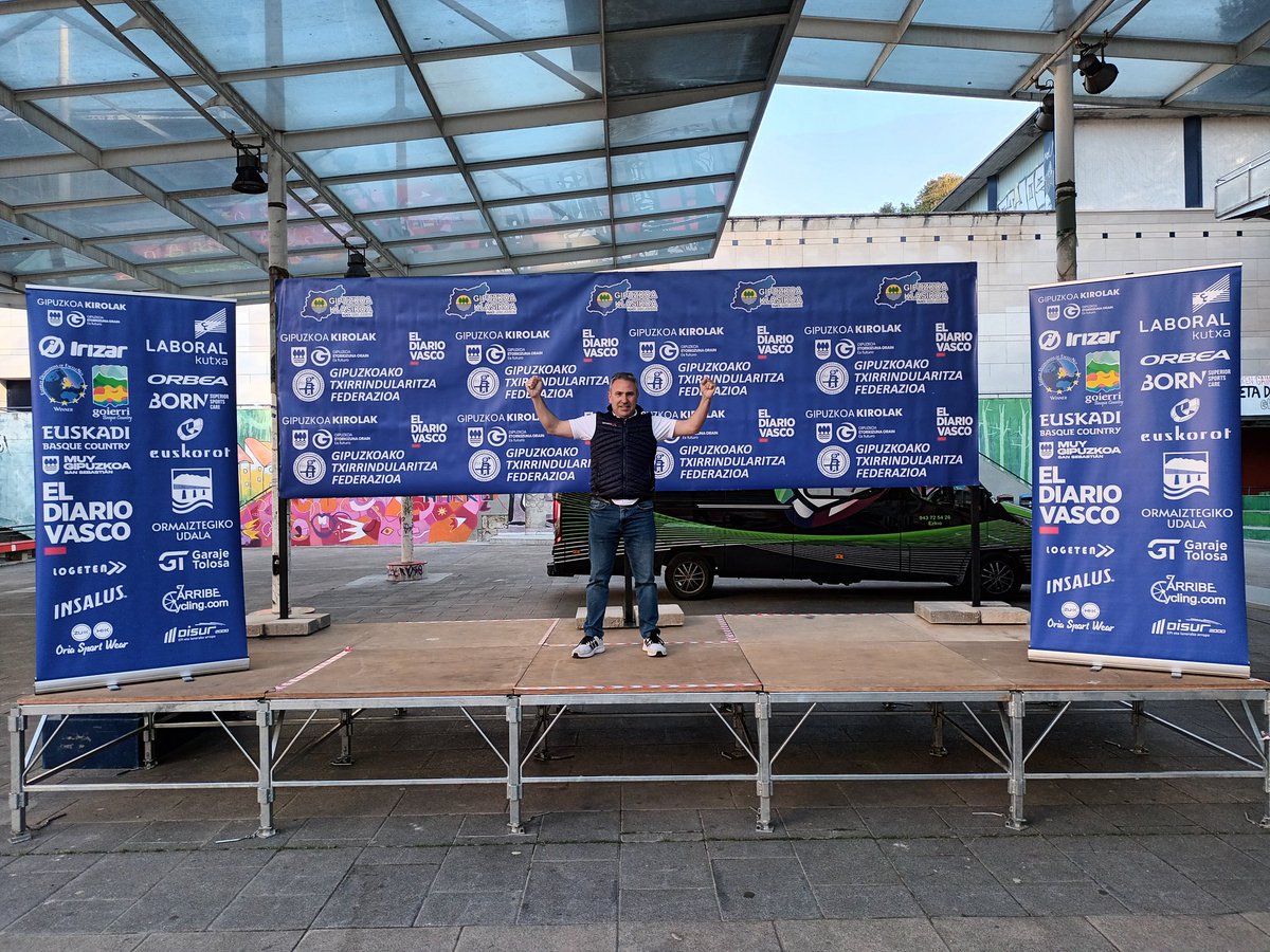 EugenioGoiko's tweet photo. #gipuzkoaklasikoa24 #egia 
Gaurko leen podiuma.
Lenengo gaztean saria 😜😅🤣.
Noizbait norbaitek bataitu bezala @joxemariapaolaz...Sebastian Loeb en lanak egiten aurtengo junior mailako Gipuzkoa Klasikoan.
Izugarria gazteen artean dagoen nibela.💪💪.
Aupa txirrindularitza 🚴‍♂️💨💨 https://t.co/I370J7tqKx