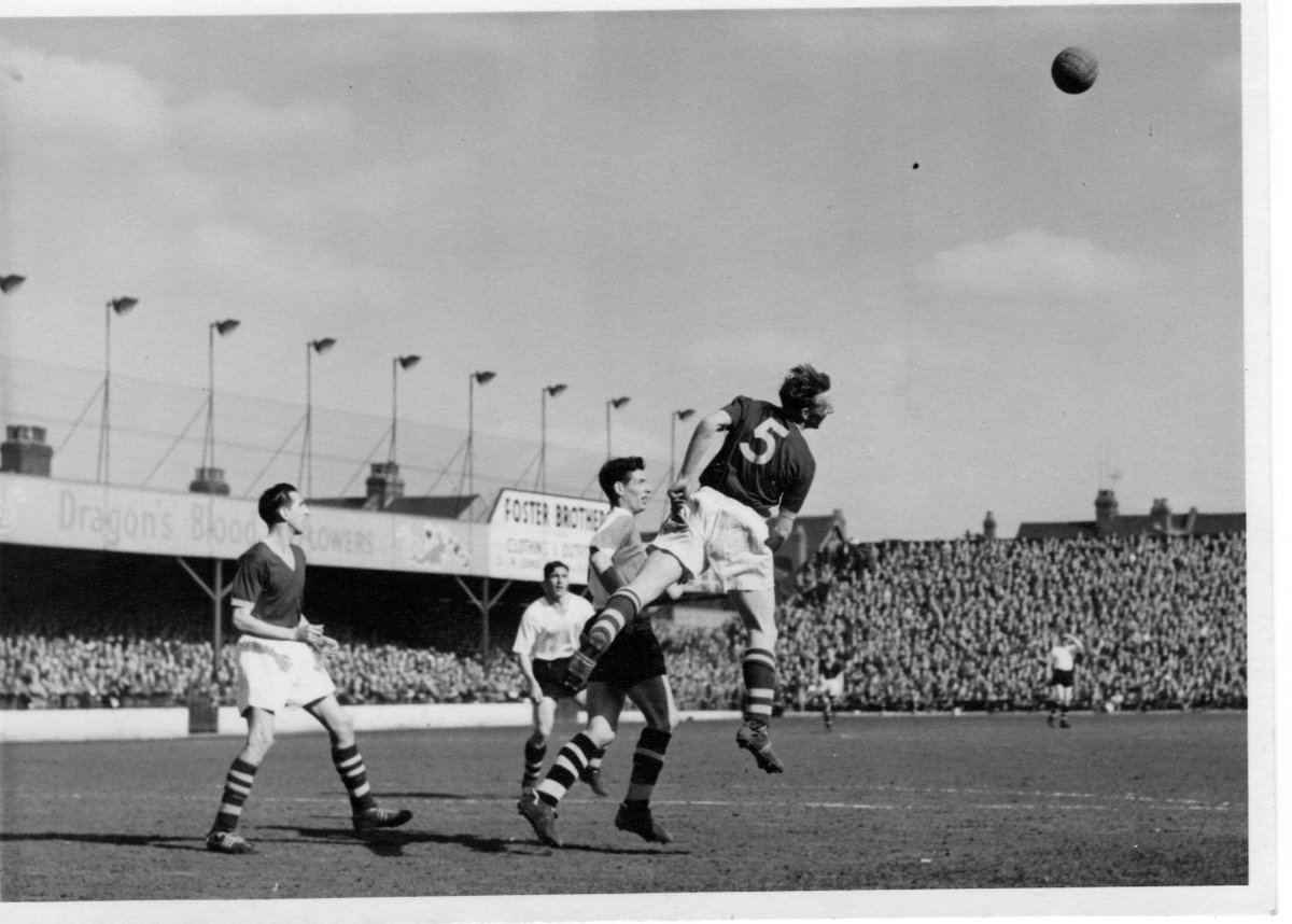 ⏪OTD 1956 Ron Baynham plays his part in a 3-2 win over Manchester City but then has to rush off to catch an overnight boat to Ireland, after being selected by Walter Winterbottom for the match against the Irish League in Belfast.