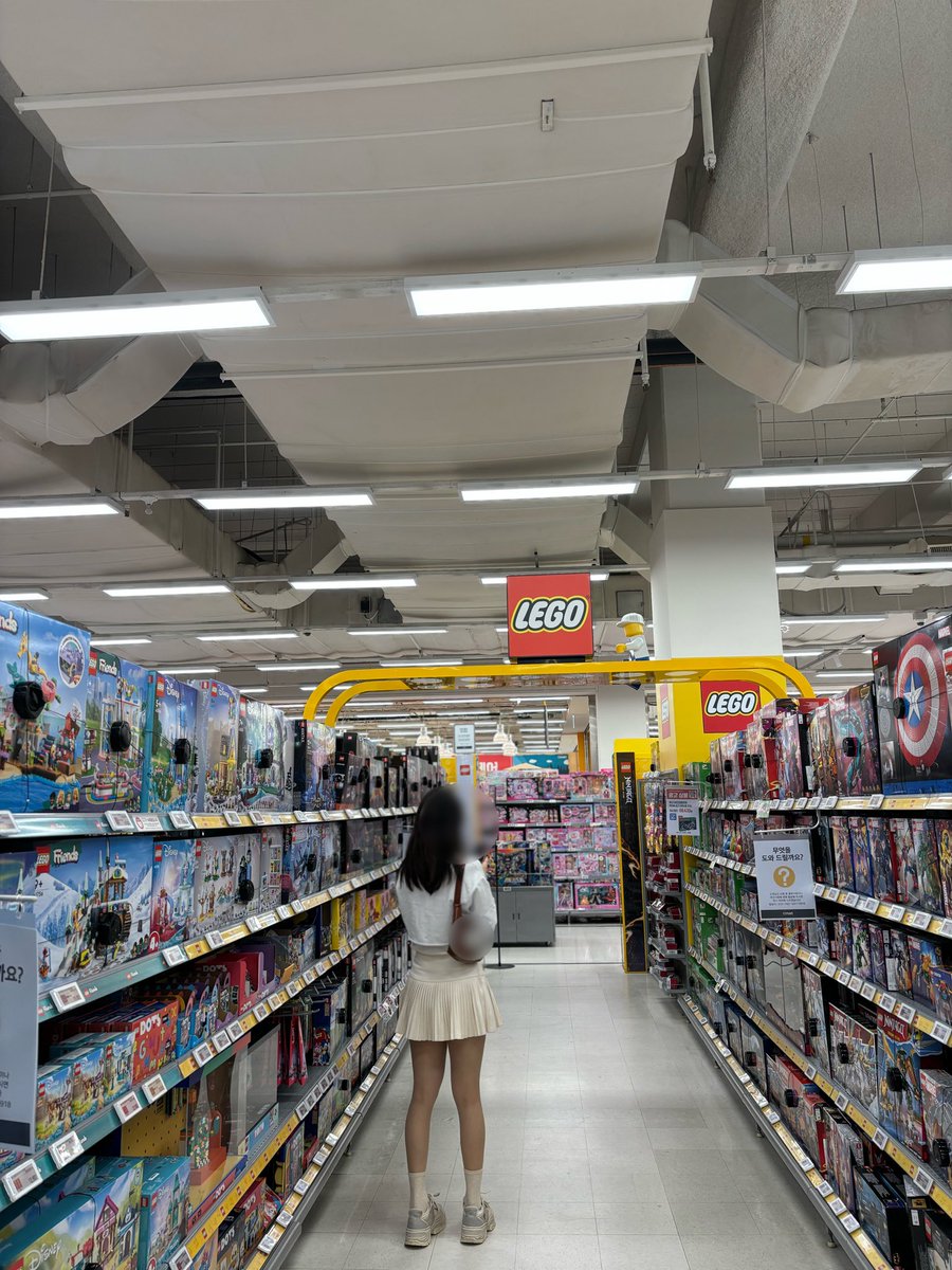 신나는 마트나들이💕
은근슬쩍 보여주는 팬티에 남자들 시선이 몰리면 더욱 과감해지는 와스프랍니다😘

#섹트 #야노 #야외노출 #스타킹 #살스