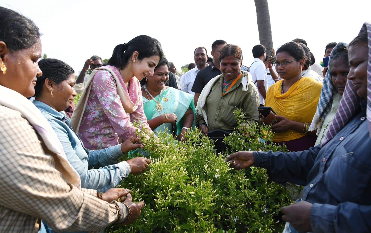 బేతపూడి గ్రామం లో నారా బ్రాహ్మణి గారు..
#NaraLokeshForMangalagiri #ManaMangalagiriManaLokesh #NaraBrahmani
#HOPEJETTI