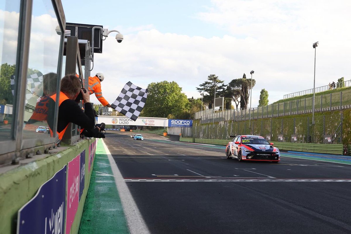 That podium feelings 🙌 Race 01 🇮🇹 #TCRWorldTour