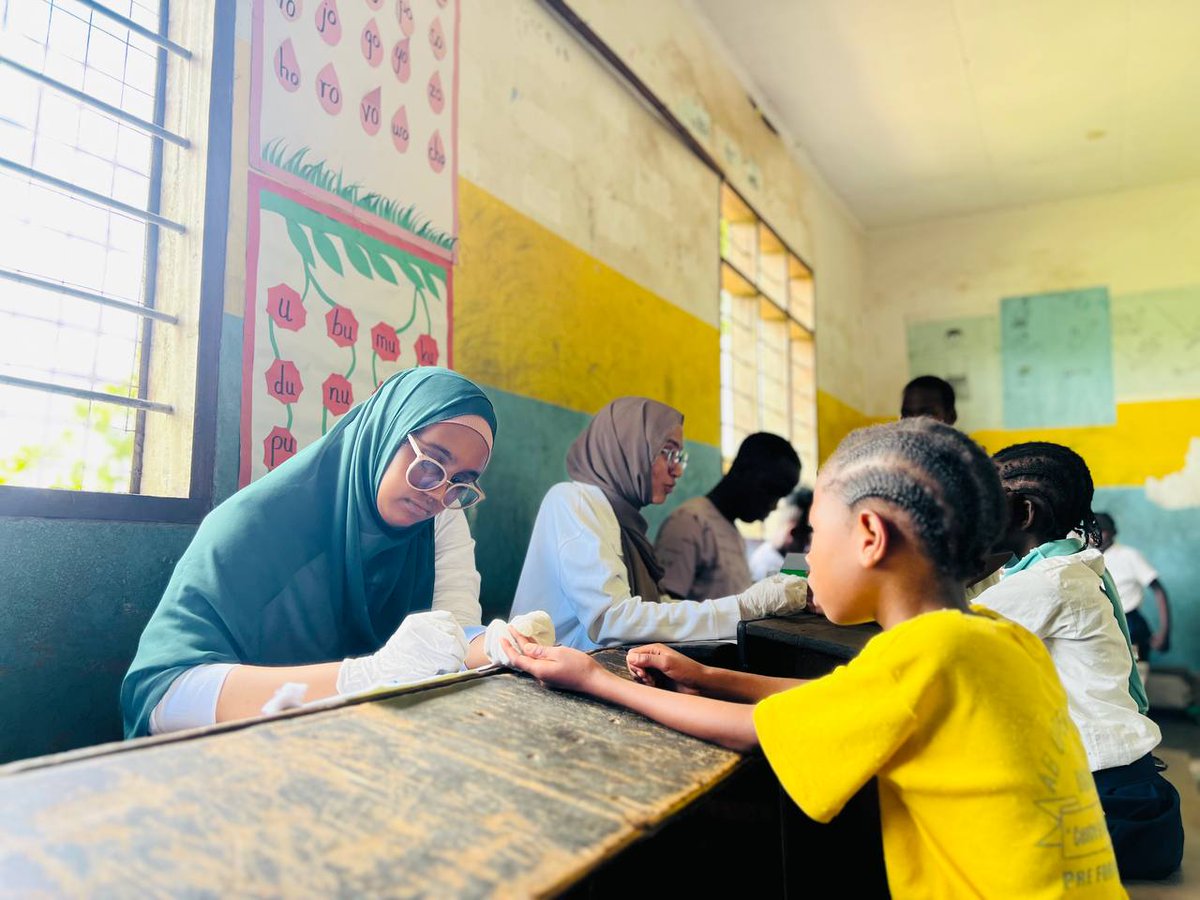 rottanzania's tweet image. Proud to help 1000+ students at Kerege! 

Thanks to Rotary Club of Oysterbay @RotaryOysterbay, Rotaract Club of Kairuki @Rotaractkairuki and partners. Together we bring healing and hope to those who need it.

#CreateHope 

@RotaractD9214 @rotaryd9214 @Rotary