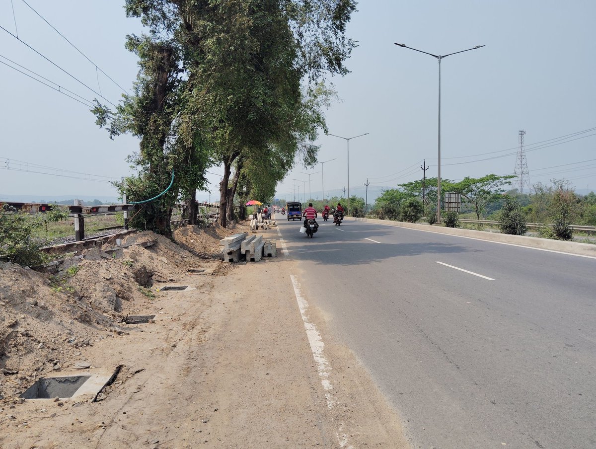 @kapsology @allwyngon12 @WesternRly @RailMinIndia This is how @RailMinIndia has encroached a national highway endangering the life of commuters.