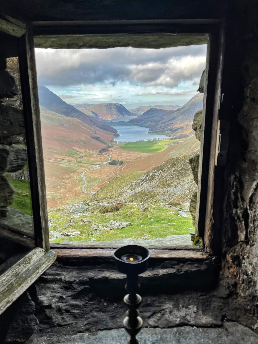 Buttermere. Lake District. 🏴󠁧󠁢󠁥󠁮󠁧󠁿
Now that's a window with a view 👌
