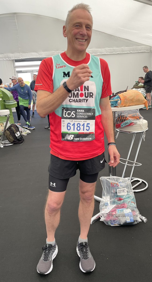 The face of a man who bought his trainers yesterday!! @LondonMarathon It’s a gamble but his knees were hurting so maybe it’s the lesser of 2 evils?