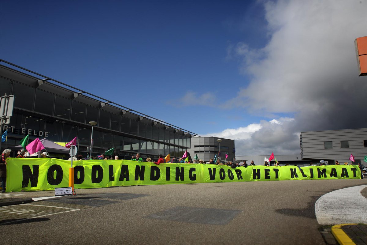 Gisteren voerden we actie om onze eisen kracht bij te zetten. Groningen Airport Eelde (GAE) moet sluiten! GAE lijdt al sinds zijn oprichting verlies. En ook nu weer worden er tientallen miljoenen euro's gemeenschapsgeld ingepompt. [1/4]