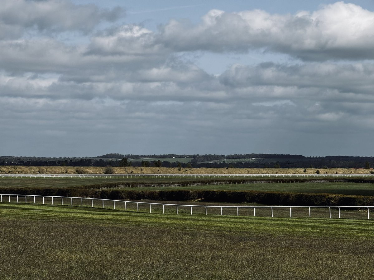 Lovely walk around racecourse side yesterday. Plenty of Willow Warblers, Chiff Chaff & the Lesser Whitethroat in the same place again, also a lovely Yellowhammer, Sky Larks & a pair of Curlew amongst others. #birding #devilsdyke #cambsbirdclub #walking #eastanglia @_BTO