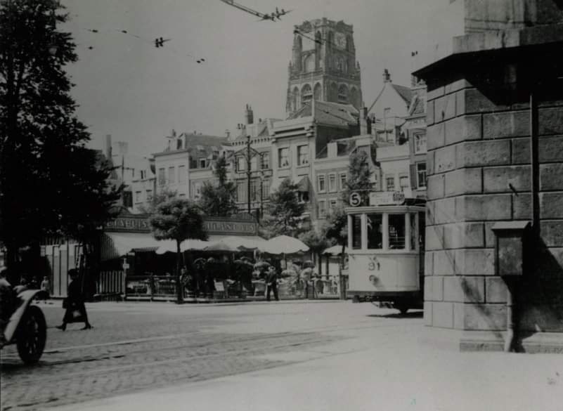 De Grotemarkt, rechts een steunpilaar van het spoorwegviaduct, op de achtergrond de toren van de Sint-Laurenskerk, gezien vanaf het Westnieuwland. 1923-1927