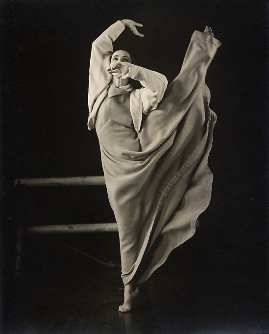 Martha Graham in Frontier, 1935 📷 Barbara Morgan