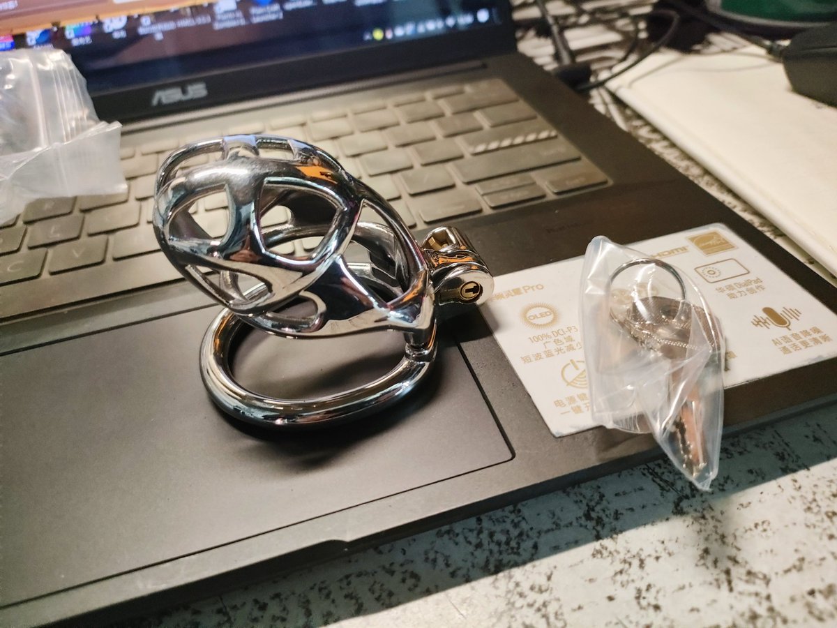 KeLin_Lan's tweet photo. 🔒🔒孤配锁！！新一轮锁期正式开始了：
请各位投票累计锁期，点赞+2h，评论+3h，转发+6h
（我的疲软状态是83mm，刚好贴合久兴中号，之前佩戴久兴小号70mm，如今铁锁为63mm，比我软的时候还小一截，���以说几乎完全不敢硬，请各位手下留情💪）
截止明日中午12:00，计时结束我将上交孤配锁钥匙至蓝牙锁盒 https://t.co/LOOIzz1Kme
