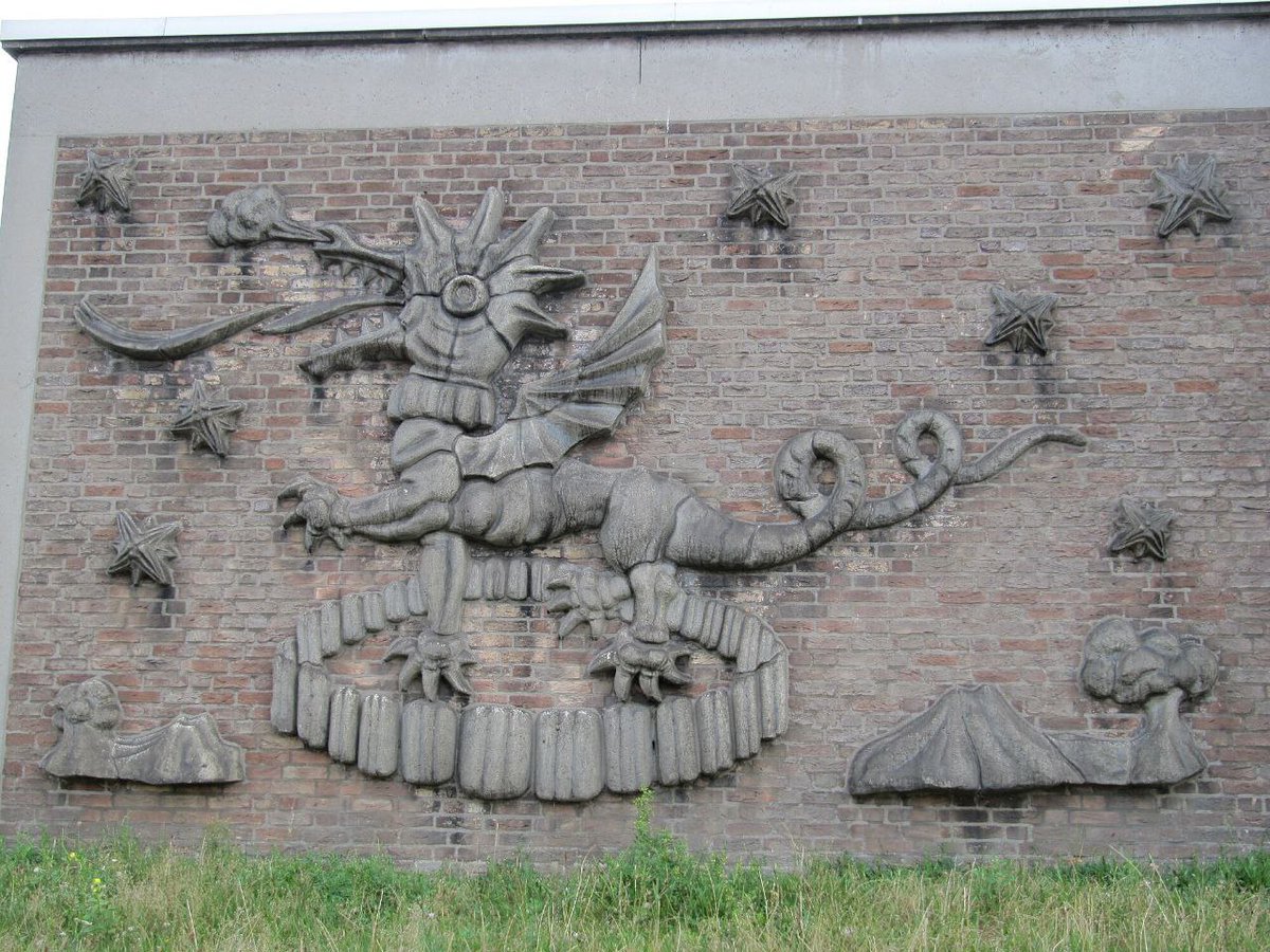 Relief 'Dragon cracheur de feu' (dragon cracheur de feu) par Gerard Hordijk sur une centrale électrique de l'Amsterdamseweg à Amersfoort, Pays-Bas