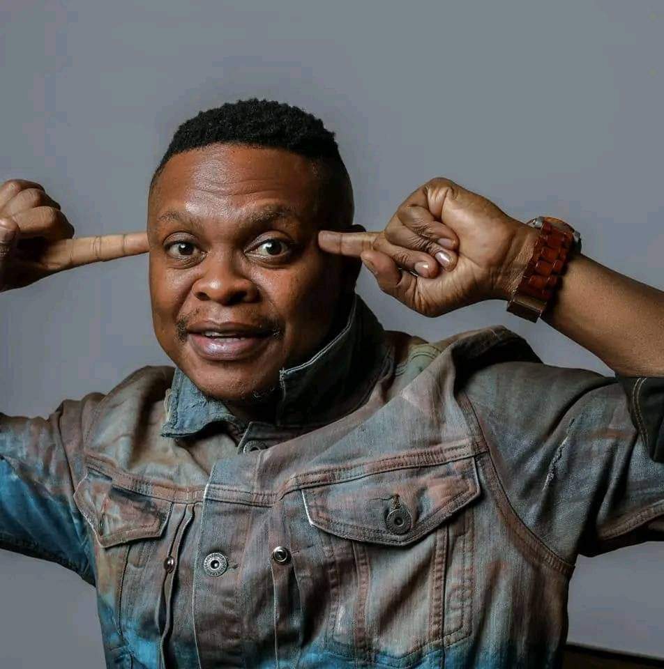 There's something really brewing in soshanguve. It can't be a coincidence that entertainers are killed like this. I'm really starting to believe what Eugene said about cleaning money
#rip
#mashata 
#EntertainmentNews