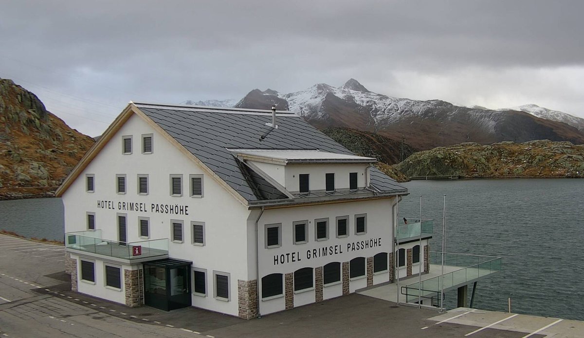 Alpenweerman's tweet image. Op de #Grimselpass (2164m) welke de verbinding vormt tussen de Zwitserse kantons Bern en(Ober) Wallis is de afgelopen 24h zo'n 28 cm sneeuw bijgevallen. Daarmee is het sneeuwdek weer verder aangegroeid tot 305 cm. Begin april was het sneeuwdek er met 374 cm het hoogst, dat is