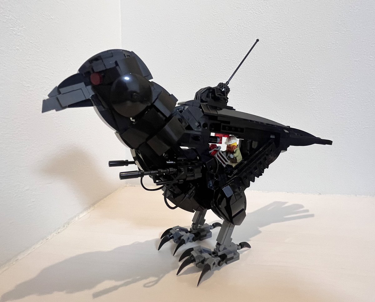 #セイレイ杯
「偵察ロボットcr-01」
現代社会に紛れ込み、日々偵察を行なっている烏型ロボット。一見、ただの烏にしか見えない風貌だが、2丁の機関銃を備えており、場合によっては用いることもある。
#LEGO    #レゴ　#レゴロボ　#からす