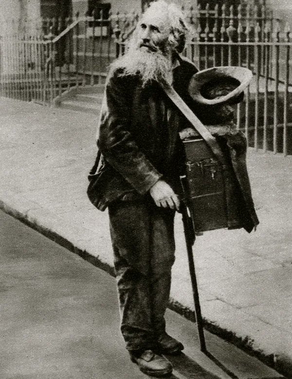 Here is Donald McLeish’s photo of the hurdy gurdy man courtesy of this morning’s Spitalfields Life by @thegentleauthor and providing another good opportunity to listen to Harry Plunkett Greene sing The Hurdy Gurdy Man m.youtube.com/watch?v=rfAjio…