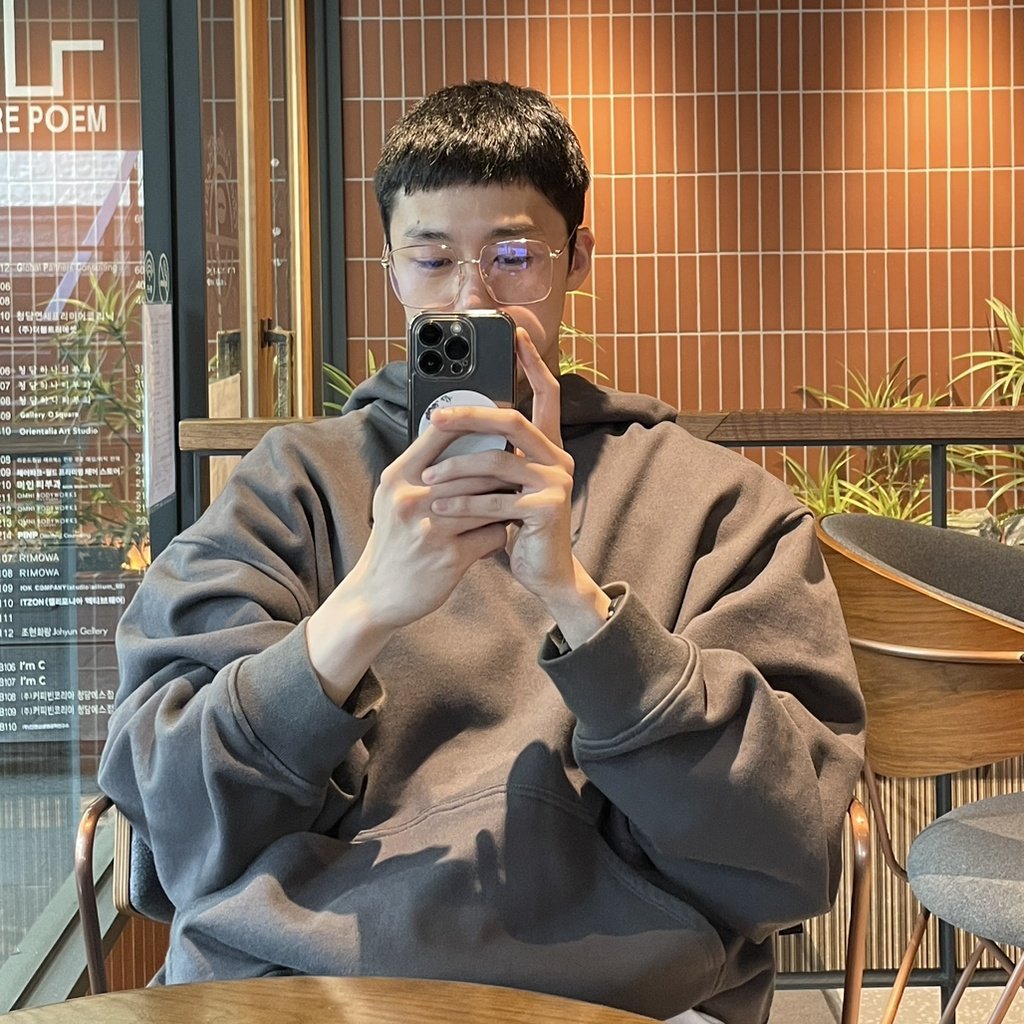 TurtleLoveCat's tweet photo. hyungwon and jooheon taking pictures of each other on their date 🥹 SO CUTE ZAGIYAS https://t.co/OGvAEipMGJ