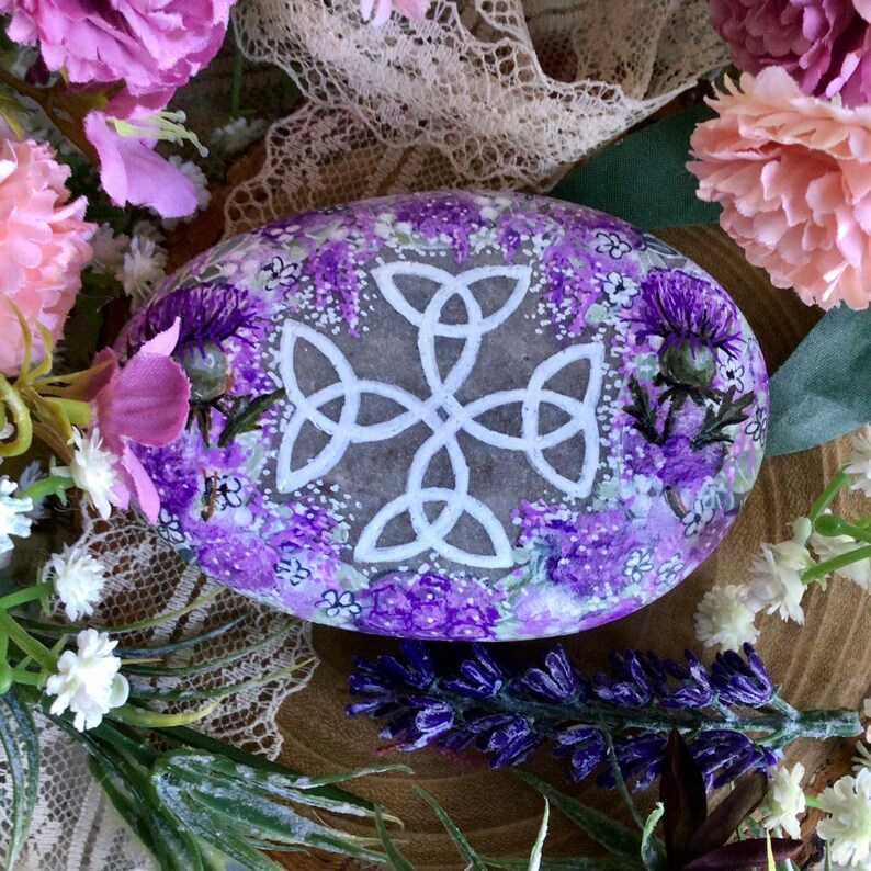 My new Lilac Lullaby Oathing stone is hand painted in pretty shades of lilacs with two tiny thistles nestled amongst flowers and a Celtic symbol surrounded by white sprigs. Perfect gift for a dreamy celebration 💜#ukgiftam #giftideas #scotland #wedding celticoathingstones.etsy.com/listing/171040…