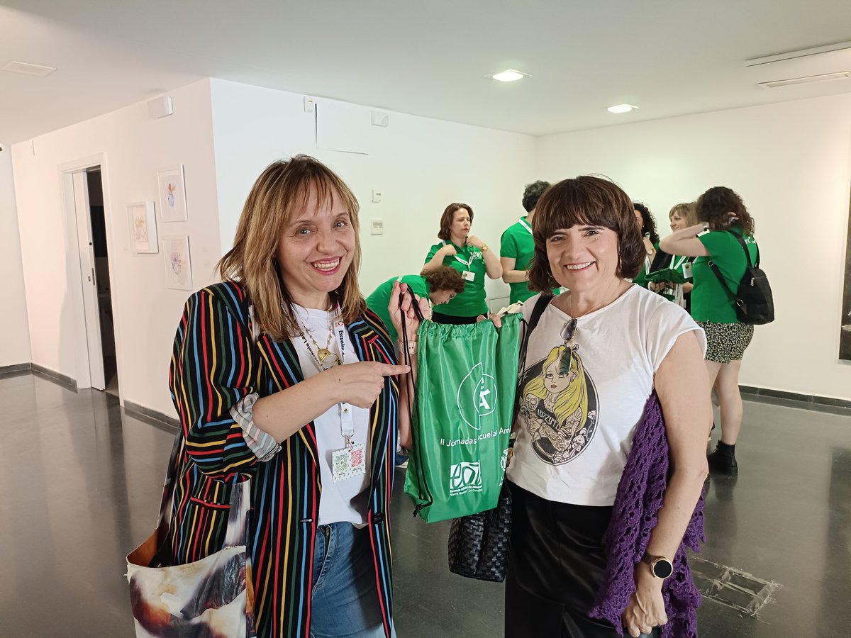 Eva_Infante's tweet photo. Querida profe @leaesasin. Gracias por dejarme ver el más puro #eoismo en acción. Las #EEOOII sois calidad, talento e ilusión y, con #escuelasamigas, lo mejor de vosotras se multiplica. Enhorabuena por las #IIJornadasEA y por el brillante futuro que os espera. #alumnaagradecida https://t.co/azCGZPGSFv