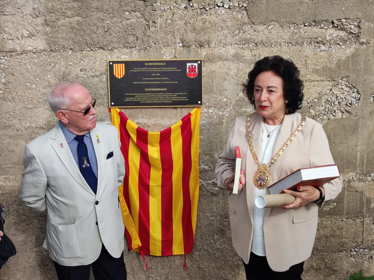 🇬🇮 Feina feta! Ja tenim una placa a #CatalanBay que recorda la participació dels catalans en la presa de #Gibraltar el 1704:

👉🏻 vilaweb.cat/noticies/homen…

L'homenatge ha estat possible gràcies a @IPECC_cat @GibraltarMayor i l'infatigable Joe Brugada!