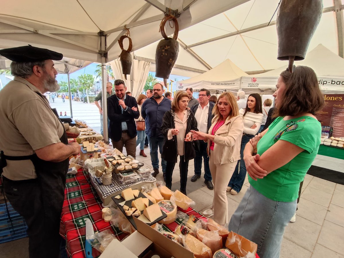 🧀 Ribera del Fresno acoge durante este fin de semana su I Feria del Queso Artesano, en la que participan una decena de queserías de España y Portugal. En su apertura participó ayer la diputada provincial Paqui Silva.