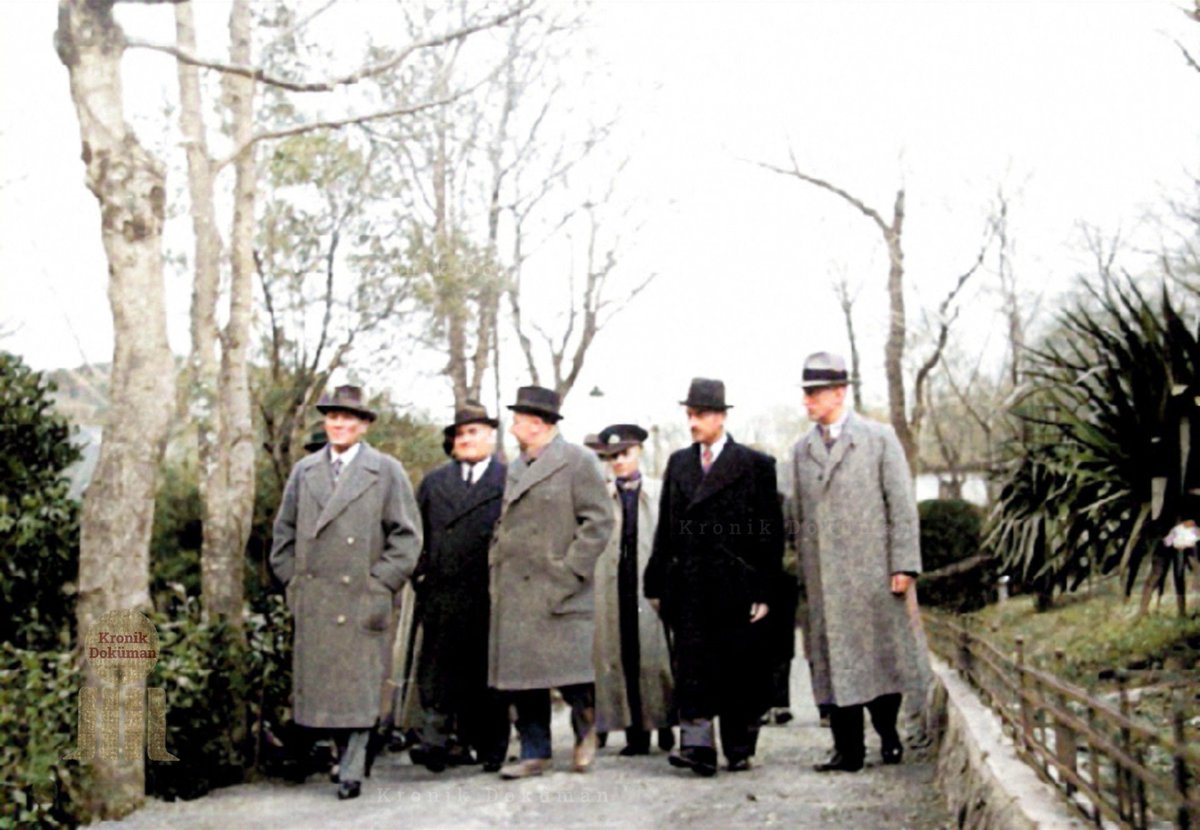 Gazi Mustafa Kemal Atatürk, Bursa'dan Mudanya'ya hareketinden önce Çelik Palas Oteli'nin bahçesinde bir gezinti anında. (3 Şubat 1938)