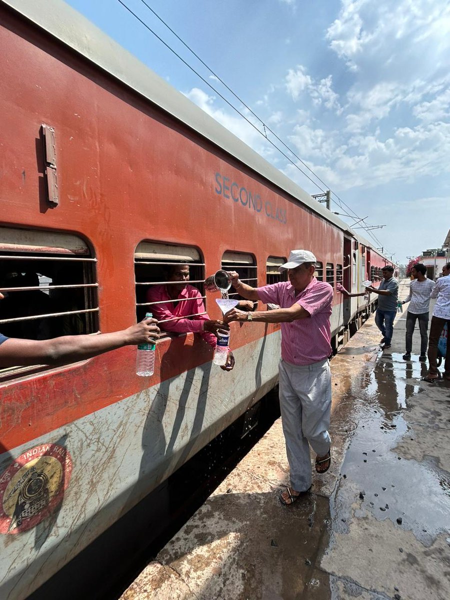 गर्मी के दिनों में पानी की अधिक आवश्यकता को ध्यान में रखते हुए जबलपुर रेल मंडल के स्टेशनों पर समाजसेवी संस्थाओं द्वारा रेलवे के सहयोग से यात्रियों को निःशुल्क जल सेवा का वितरण कर सराहनीय कार्य किया जा रहा है। @gmwcrailway @wc_railway @RailMinIndia