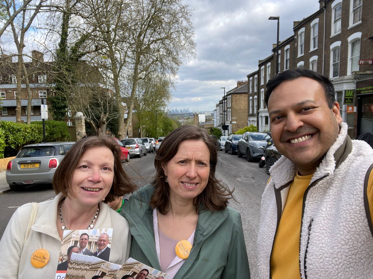 Out delivering to postal voters in #Hillrise ward yesterday afternoon with our Islington North PPC @VikasAggarwalLD & @BridgetFox. I'm @IslingtonLibDem candidate in 2nd May council by-election. Vote for me to get a local champion who'll hold the #Labour council to account.