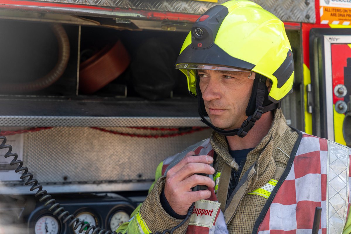 Kent Fire and Rescue Service was called to reports of a pile of domestic and commercial rubbish alight in #Gravesend More here: kent.fire-uk.org/incident/grave…