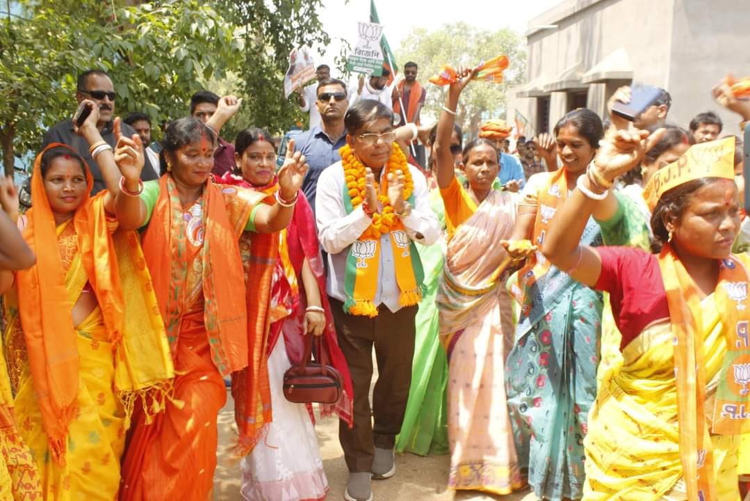 আসন্ন বাঁকুড়া লোকসভা নির্বাচনী প্রচারে রাইপুর বিধানসভার অন্তর্গত সারেঙ্গা ব্লকের সারেঙ্গা অঞ্চলে বিভিন্ন গ্রামে ঘুরে প্রচার ও জনসংযোগ করলাম।