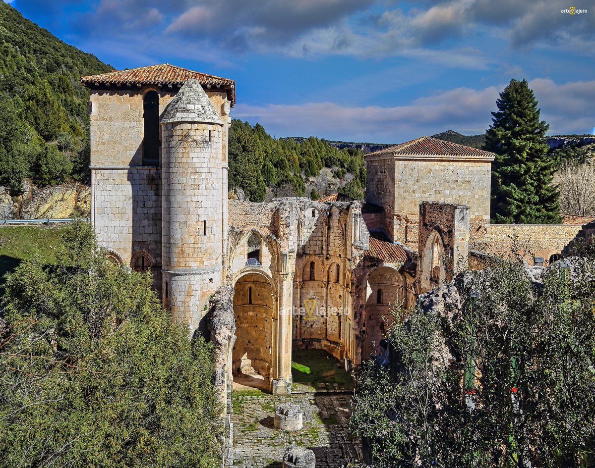 Las majestuosas ruinas del Monasterio de San Pedro de Arlanza (Hortigüela, Burgos), fundado en el año 912. Los restos más antiguos conservados datan del año 1080 #FelizDomingo #BuenosDias #photograghy