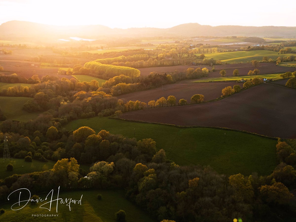 dharford79's tweet photo. Sunset last night was incredible over #Worcestershire 

#photography #landscapephotography #StormHour #photohour #ombersley #HoltHeath https://t.co/4G6ymWtdNt