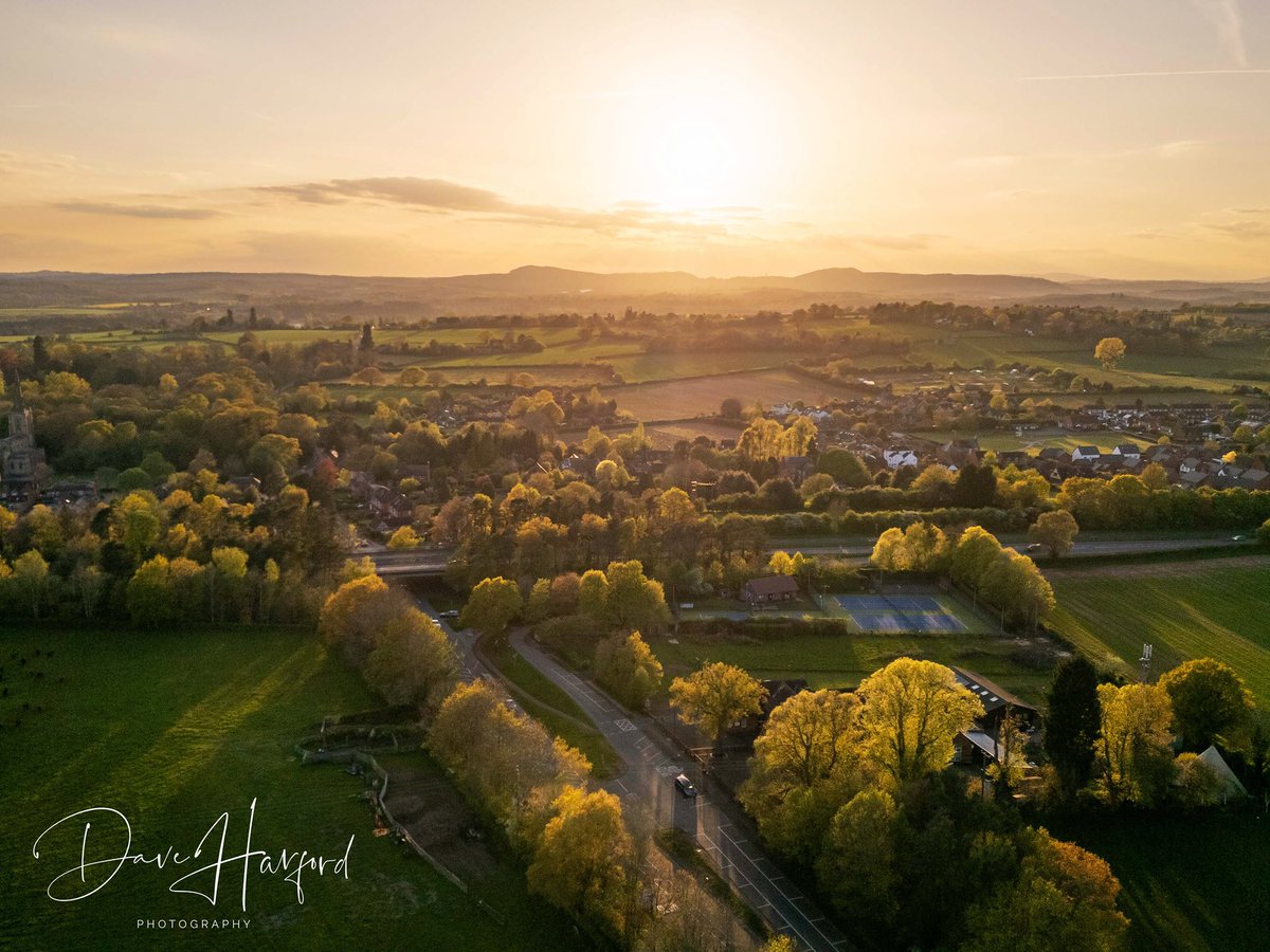 dharford79's tweet photo. Sunset last night was incredible over #Worcestershire 

#photography #landscapephotography #StormHour #photohour #ombersley #HoltHeath https://t.co/4G6ymWtdNt