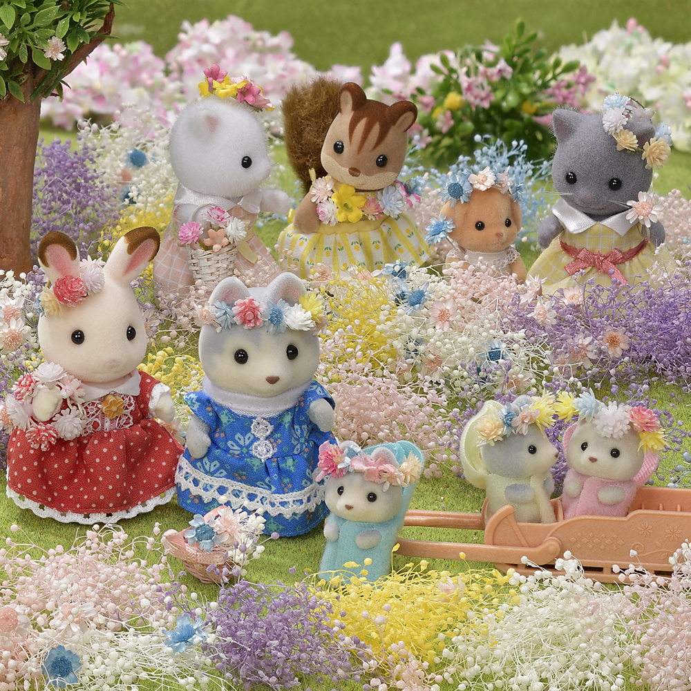 Look at this floral paradise! 🌸 The villagers are wearing adorable flower crowns as they explore the beautiful garden. 🏵️ All those flowers must smell so good too. 🌼 #spring #flowers #colourful #sylvanianfamilies #sylvanianfamily #sylvanian #calicocritters #calico #dollhouse