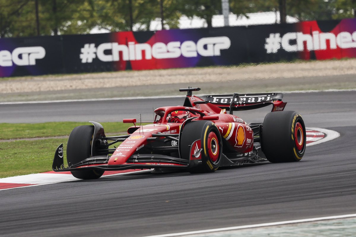 5 laps to go ⏱️ @Charles_Leclerc - P4 @Carlossainz55 - P5 #ChineseGP 🇨🇳​ #F1