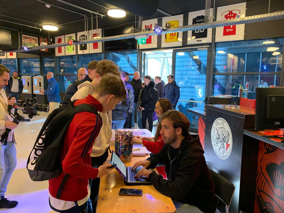 ajaxlife's tweet photo. Onze leden van #Ajax Jonge Schare hebben wel zin in een EA Sports FC-toernooi! Waar kun je dat nu beter organiseren dan in het supportershome? De digitale bal rolt! 🎮 https://t.co/J2q93EnhXk
