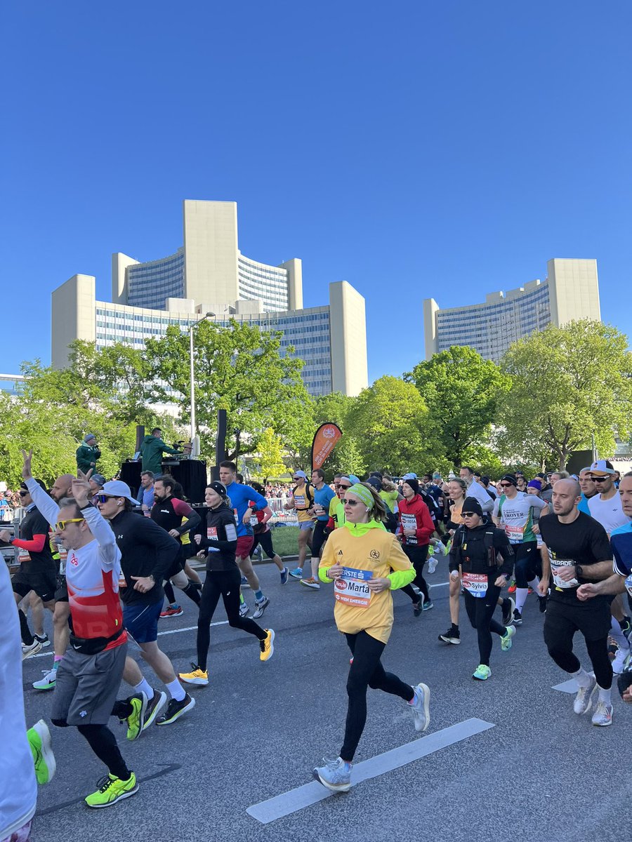 Great to see the thousands of runners going past #UNVienna at the start of the 41st Vienna City Marathon. All the best to those taking part including the UN staff - congratulations to all.

#wienmarathon 
#viennamarathon
#vcm2024