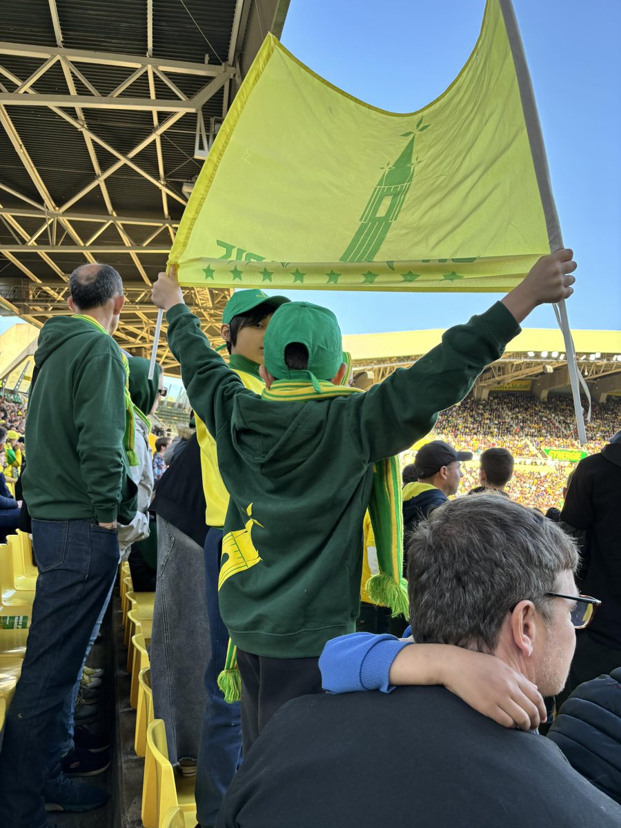 9 ème défaites de rang à domicile. Tribune loire fermée pour la 5 ème fois de la saison... Seuls les supports répondent présents. 25 Ch'tis pour ce match, jusqu'au bout... 🔰 #FCNSRFC #NantesEnNord