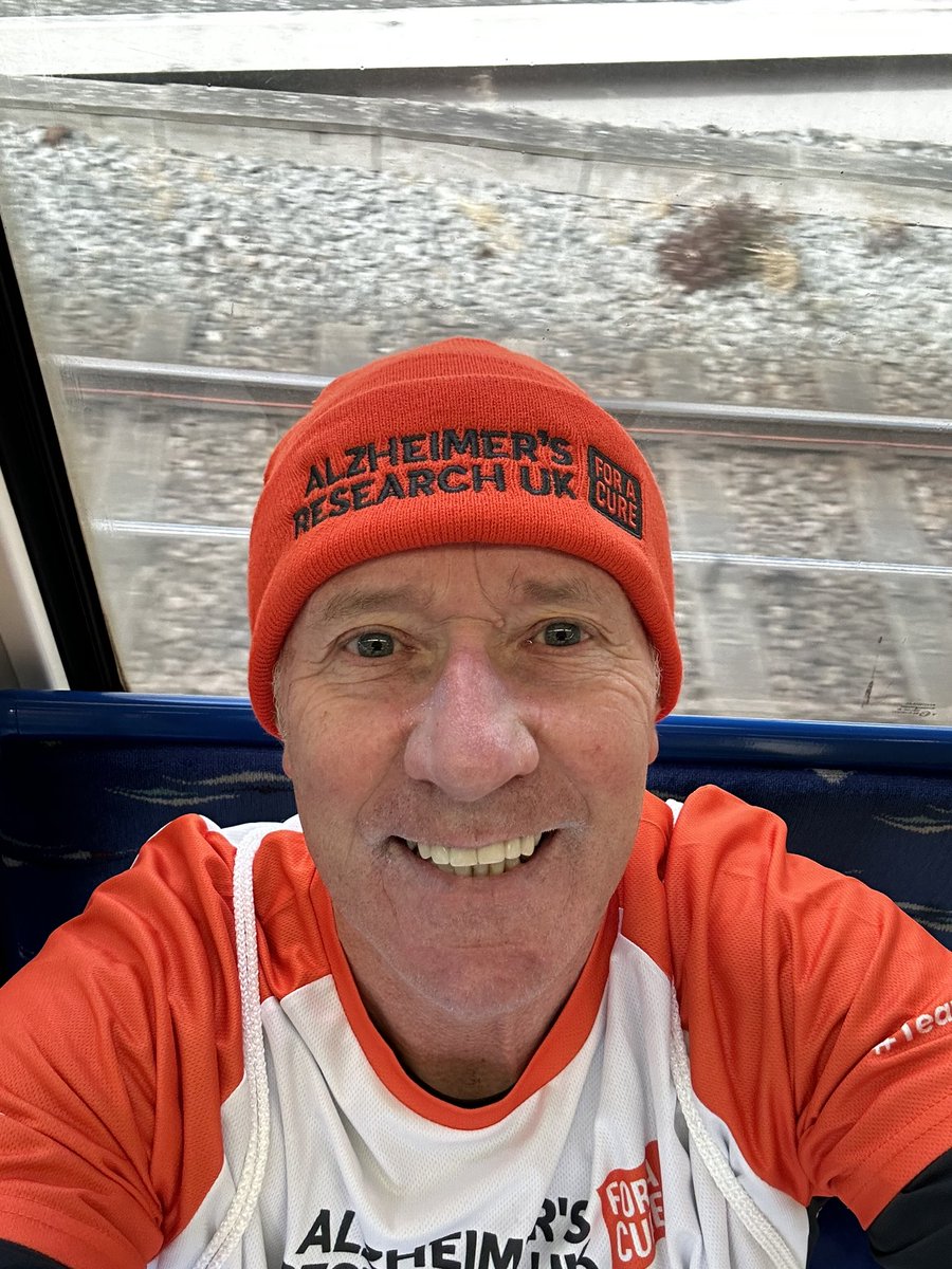 On route……👍🏑❤️ @LondonMarathon @AlzResearchUK @Fram_Sport @FramCollege @EnglandHockey @GraysHockey @FIH_Hockey #extremehockeydribbling #fundraiser