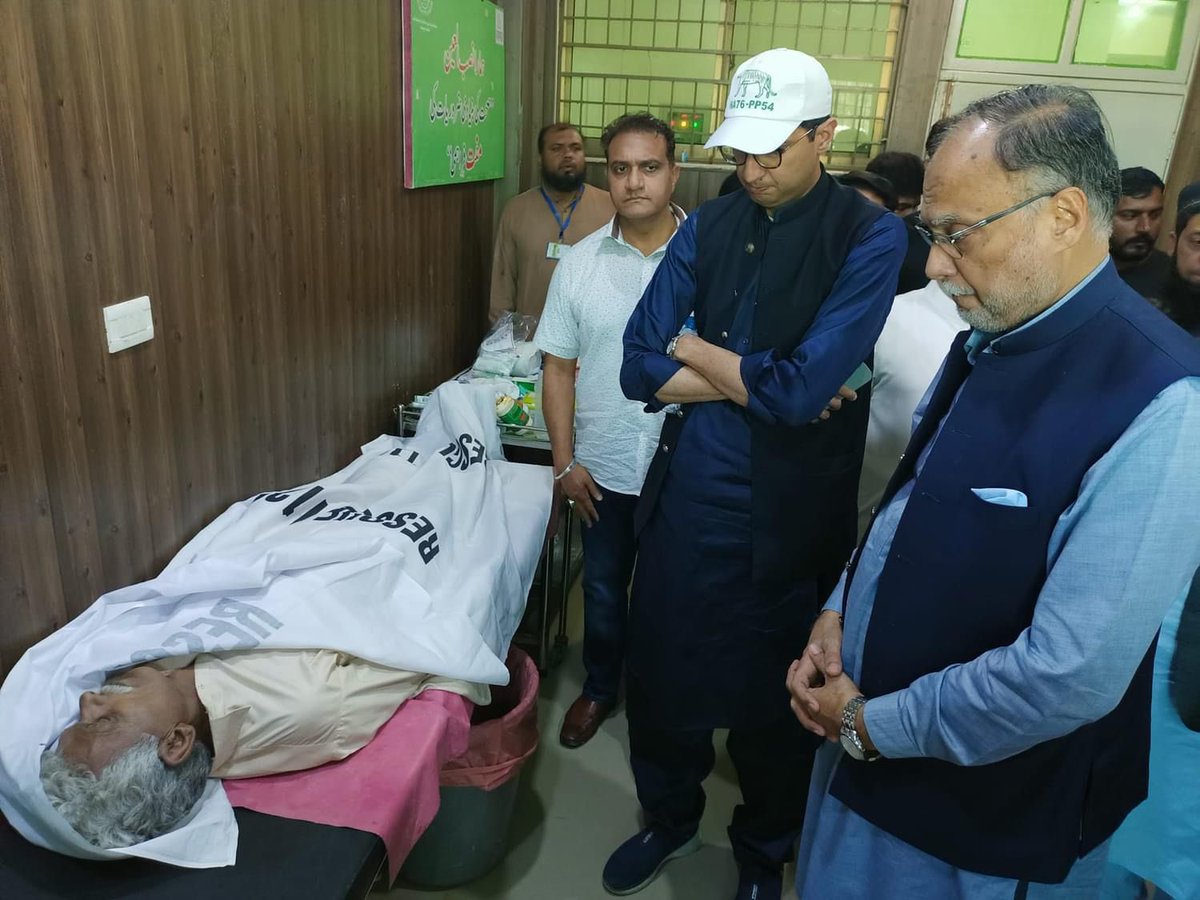 betterpakistan's tweet photo. پی ٹی آئی پی پی 54 کے ضمنی انتخاب میں شکست دیکھ کر غنڈہ گردی پہ اتر آئی کوٹ ناجو پولنگ سٹیشن پہ پی ٹی آئی کی غنڈہ گردی کا مسلم لیگ ن کا کارکن  محمد یوسف نشانہ بنا اور اس مجاہد نے امن ، تعلیم اور ترقی کی تحریک کے لئے جان کی قربانی  دے دی۔ یہ قربانی رائیگاں نہیں جائیگی۔ قاتلوں کو کیفر کردار پہنچایا جائیگا اور ظفروال سے بدمعاشی کو جڑ سے اکھاڑ کر اسے امن کا گہوارہ بنائیں گے۔ انشاء اللہ۔