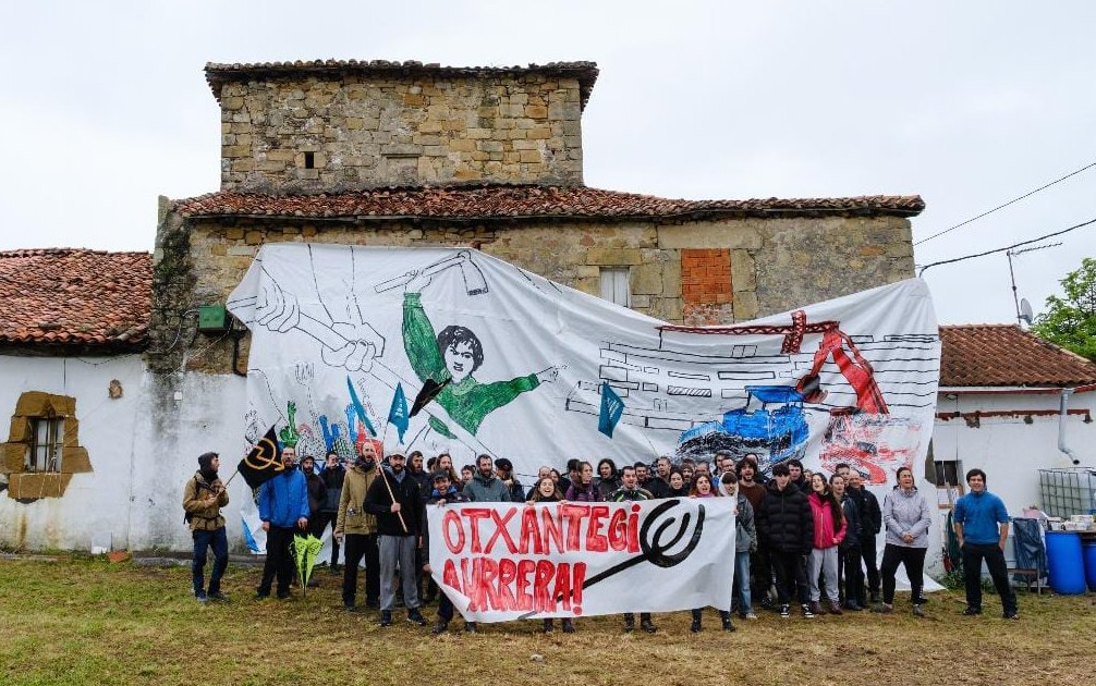 Hace ya 6 meses se presentó una alegación en la que queda patente que Berango infringe la ley del suelo y los estándares de VPO en favor de los AGUIRRE-OXANGOITI. Aún no hay respuesta y amenazan con un nuevo intento de desalojo. Lurra herriarentzat. @Otxantegi aurrera!