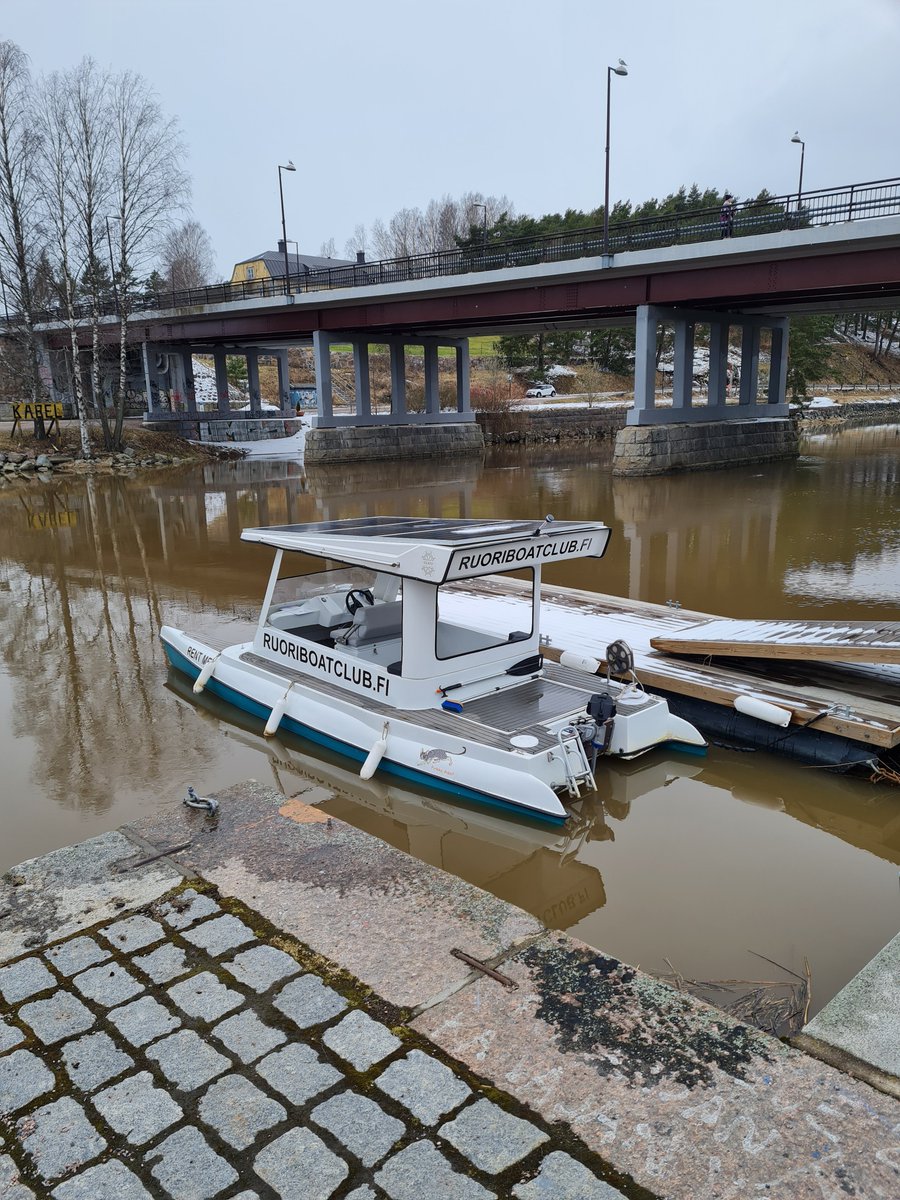 Sain vuokraveneen vesille sopivasti takatalveksi. Akku tarvitsee plusasteita latautuakseen, mutta paneelit tuottavat kevyessä lumisateessakin sähköä. Veneessä riittää virtaa ehkä 15 käyttälle, sitten pitäisi saada yksi aurinkoinen plussakelipäivä väliin.