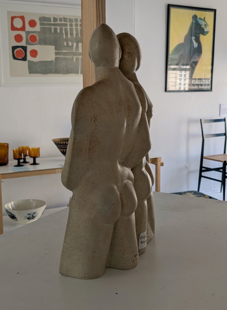 Listen Julie, if you can't decide which glasses you like we'll just keep on using the mugs 👍🏛️🍑 #MuseumBums These 'Two Interlocking Figures', c1970, by Peter Wright are perusing the beautiful @StradlingColl. 😁 You should peruse the beautiful @StradlingColl too 🥰